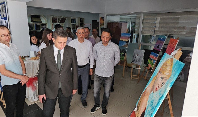 Anadolu Lisesi'nde açılan resim sergisi tam not aldı