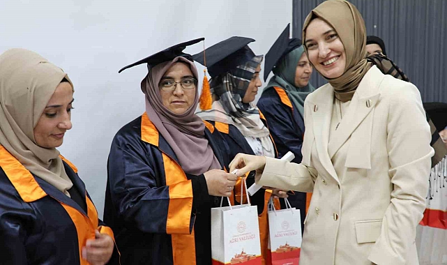 Anneler okuma yazmayı öğrendi, mezuniyet töreniyle kutlandı
