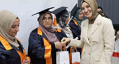 Anneler okuma yazmayı öğrendi, mezuniyet töreniyle kutlandı