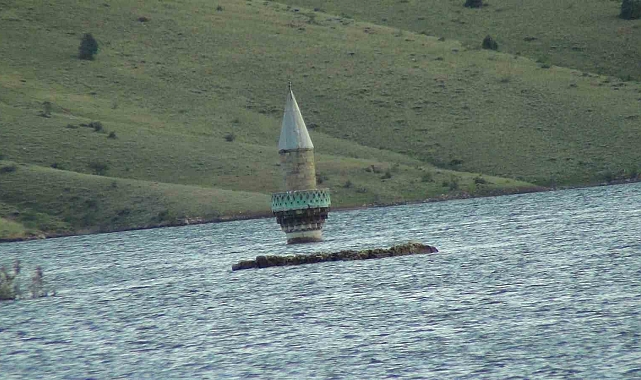 Baraj suları köyü yuttu! Camii minaresi dışarıda kaldı