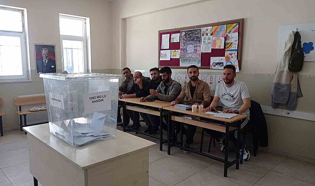 Başkale'nin 4 mahallesinde muhtarlık seçimi yapıldı