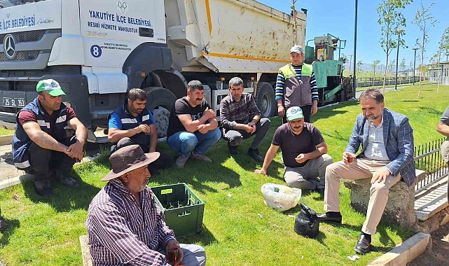 Başkan Uçar, ikindi çayını belediye işçileriyle içti