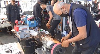 Bıçaklar kurbanlar için Kars'ta bileniyor