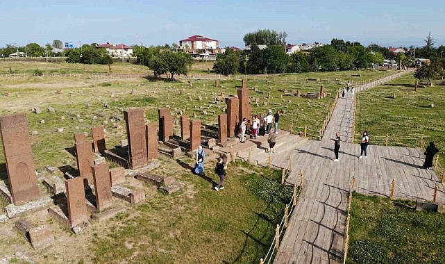 Bitlis'te Selçuklu Mezarlığı Kurban Bayramında ziyaretçilerini ağırlıyor
