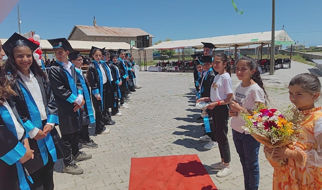 Bitlis'te köy okulunda mezuniyet töreni