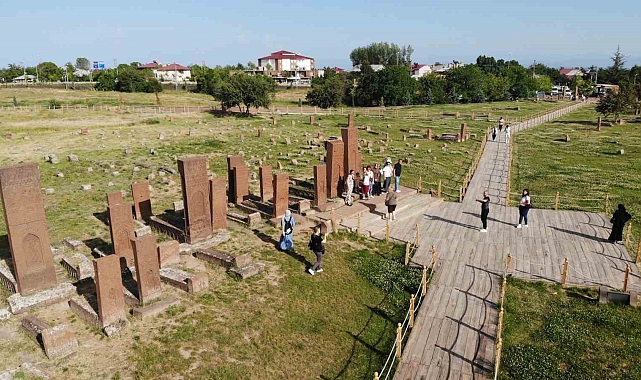 Bitlis'te Selçuklu Mezarlığında Kurban Bayramı yoğunluğu