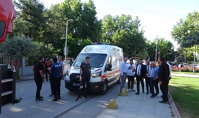 Büyükşehir belediyesinde konteyner talebine olumsuz yanıt alan genç elinde bıçakla çatıya çıktı