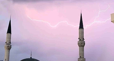 Cami minareleri arkasında çakan şimşeklerden görsel şölen