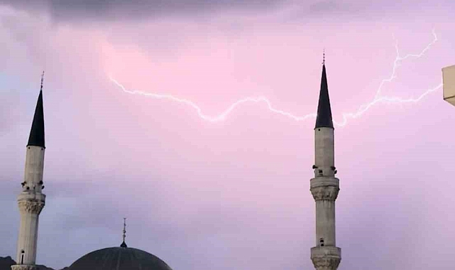 Cami minareleri arkasında çakan şimşeklerden görsel şölen