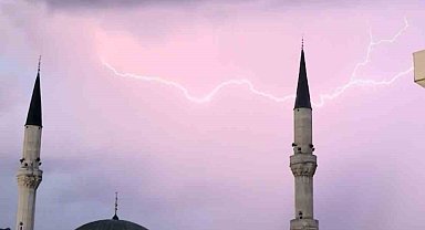 Cami minareleri arkasında çakan şimşeklerden görsel şölen