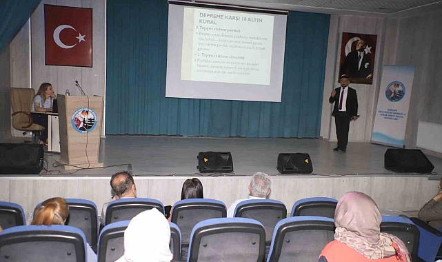 "Depremle yaşamayı öğreniyorum" Hakkari'de konferansı