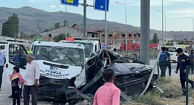 Doğubayazıt’ta trafik kazası: 2’si ağır, 4 yaralı(Videolu Haber)