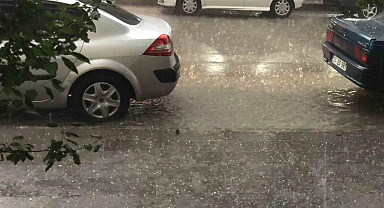 Dolu yağışı Erzincan'da sele yol açtı