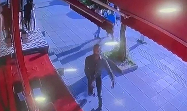 Elindeki bıçakla tehditler savurdu, Kentin en işlek caddesinde cam kırıp telefon aldı