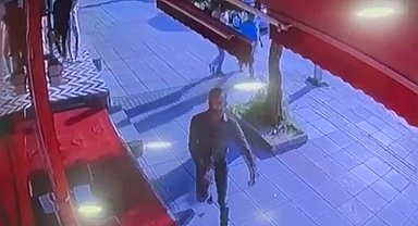 Elindeki bıçakla tehditler savurdu, Kentin en işlek caddesinde cam kırıp telefon aldı