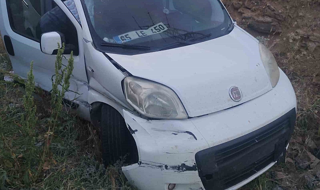 Erciş'te hafif ticari araç kontrolden çıktı: 1 yaralı