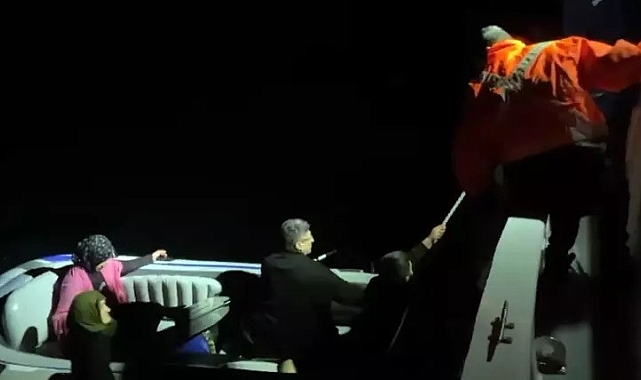 Erciş'te Van Gölü'nde fırtınaya yakalanan 4 kişi kurtarıldı