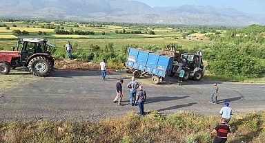 Erzincan'da römork şarampole uçtu; sürücü şans eseri kurtuldu
