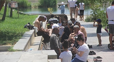 Erzincan'da sıcaktan bunalan vatandaşlar mesire alanlarına akın etti