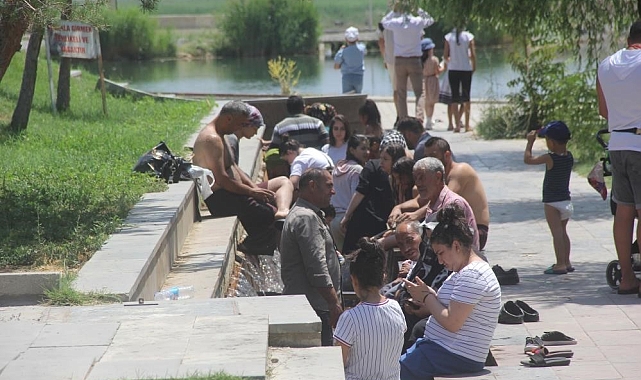 Erzincan'da sıcaktan bunalan vatandaşlar mesire alanlarına akın etti
