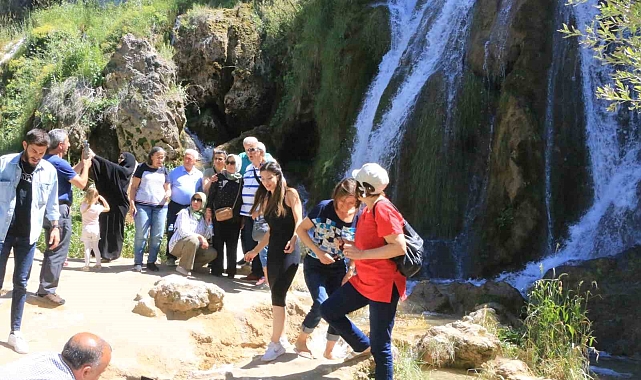 Erzincan'da sıcaktan kaçan Girlevik Şelalesi'nde serinliyor