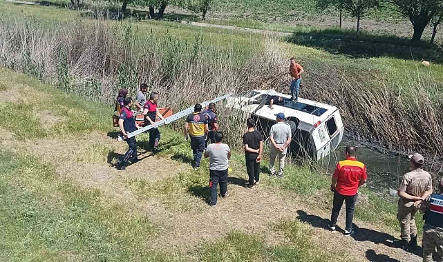 Erzincan'da sulama kanalına uçan minibüsün sürücüsü itfaiye tarafından kurtarıldı