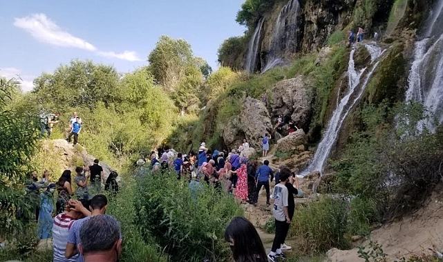 Erzincan'ın Girlevik Şelalesi bayramda tatilcilerin uğrak noktası oldu