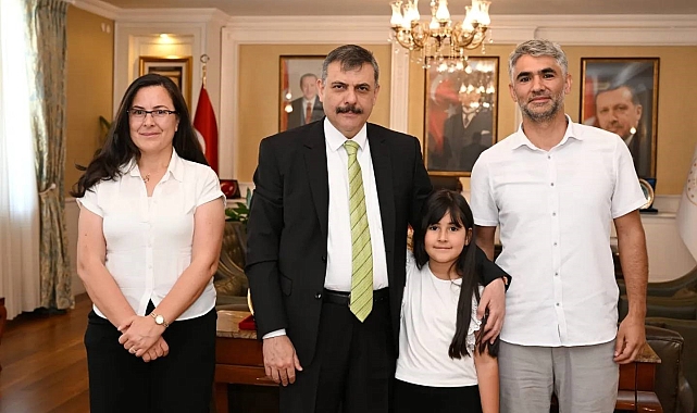 Erzurum Valisi Mustafa Çiftçi ikinci sınıf öğrencisini makamında kabul etti