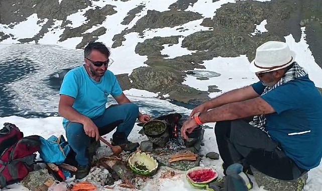 Erzurum'da karlı pekmez keyfi