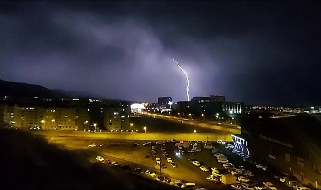 Erzurum'da şimşekler geceyi aydınlattı