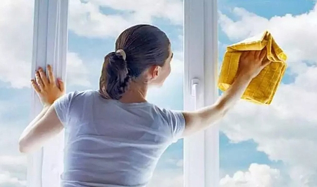 Ev Hanımları Dikkat! Bu Karışımla Cam Silmek Artık Çok Kolay!