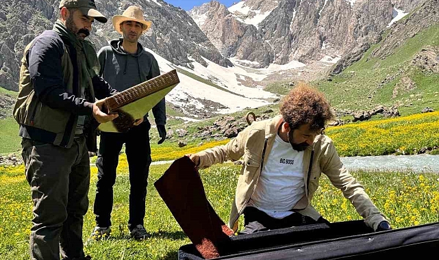 Gezgin Öğretmen 20 bin yıllık buzullarda çevre kirliliğine dikkat çekmek için santur çaldı
