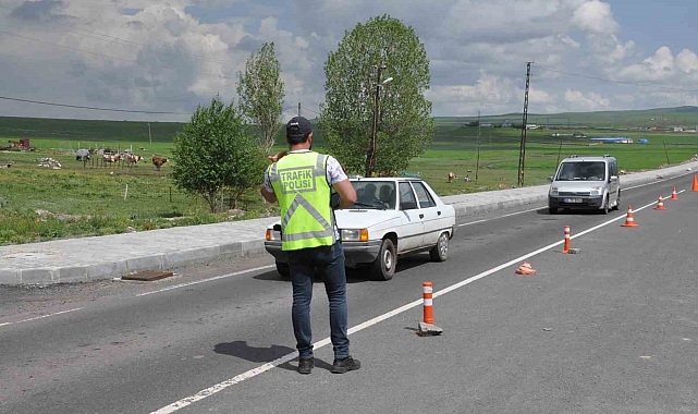 Güvenlik ve trafik uygulamaları Kars'ta sürüyor
