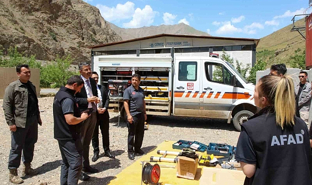 Hakkari Valisi ve Belediye Başkan Vekili Ali Çelik deprem hazırlık çalışmalarını yerinde inceledi