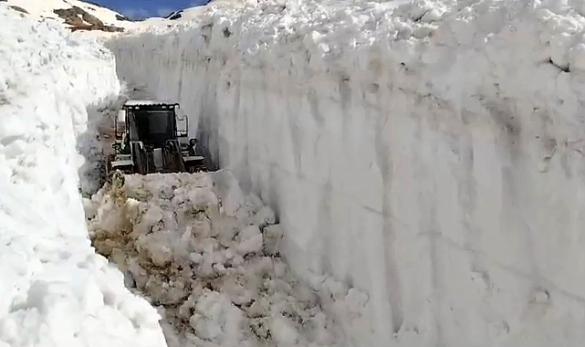 Hakkari'de Haziran ayında 6 metreyi bulan karda yol açma çalışması yapıldı
