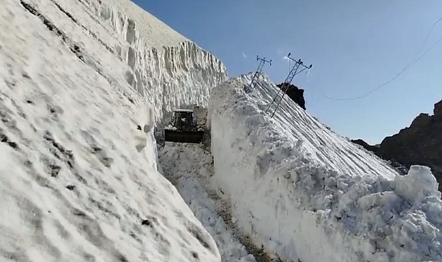 Hakkari'de haziran ayında 8 metrelik kar tünelleri