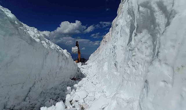 Hakkari'de Haziran ayında 8 metreyi bulan karda yol açma çalışması