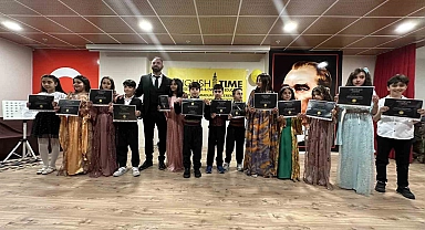 Hakkari'de öğrenciler, İngilizce oynadıkları tiyatro sonrası sertifikalarını aldı
