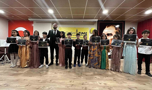 Hakkari'de öğrenciler, İngilizce oynadıkları tiyatro sonrası sertifikalarını aldı