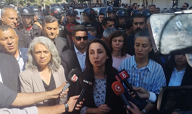 Hakkari'de olaylar çıktı: Polis amiri başından yaralandı