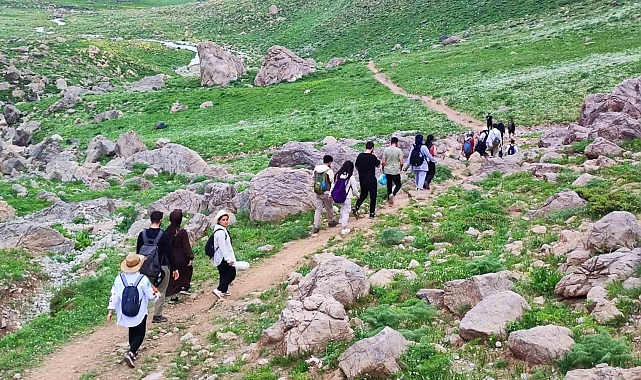 Hakkarili doğaseverlerden çöp tepkisi