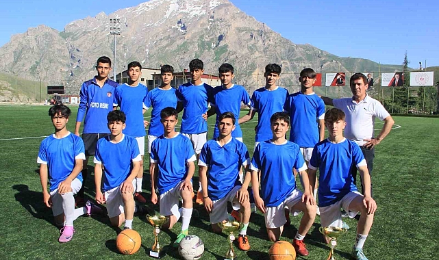 Hakkarili futbolcular destek bekliyor