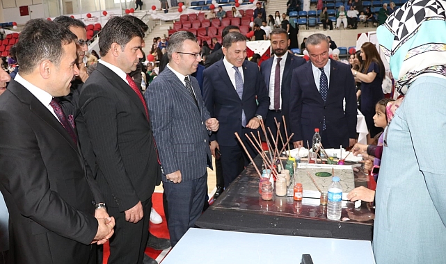 Hakkâri'de yılsonu sergisi"