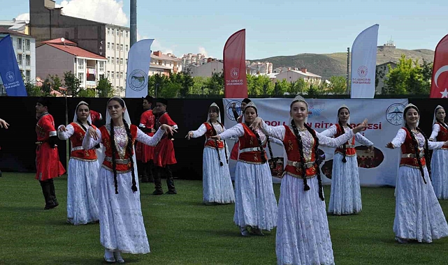 Halk oyunları rüzgarı Kars'ta esti