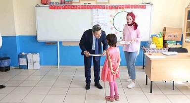 Hizan Kaymakam Özçelik, öğrencilerin karne heyecanına ortak oldu