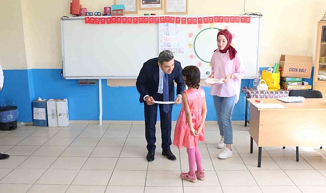Hizan Kaymakam Özçelik, öğrencilerin karne heyecanına ortak oldu
