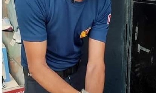 Iğdır'da Atık su borusuna sıkışan kedi kurtarıldı