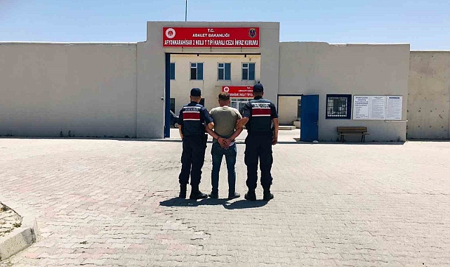 İki ayrı suç kaydından 6 yıl hapisle aranan şahsı jandarma yakaladı
