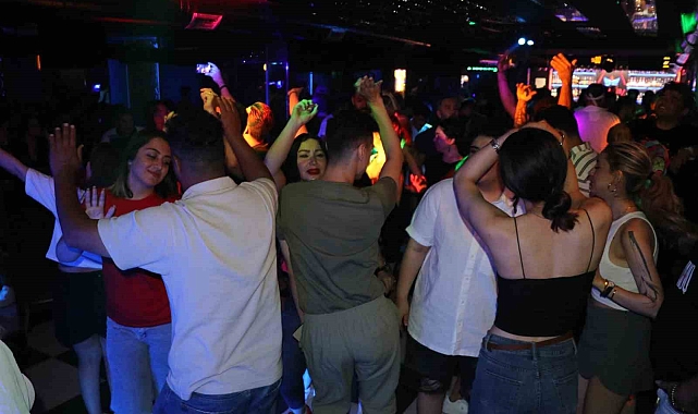 İran'lı Turistler Van'da Eğleniyorlar