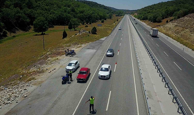 Jandarma ekipleri dönüş yolundaki sürücüleri bilgilendiriyor